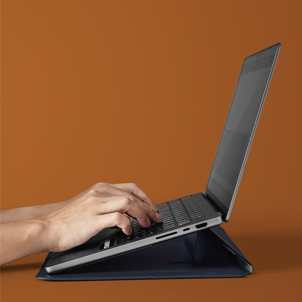 Kryt UNIQ Oslo laptop Sleeve 14 inch navy