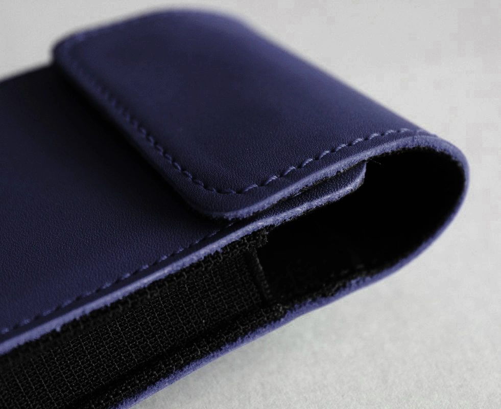 Kryt LURESKO HECTOR FLIP M leather neck case / belt case / loop case for Flip models (smooth navy blue with navy thread)