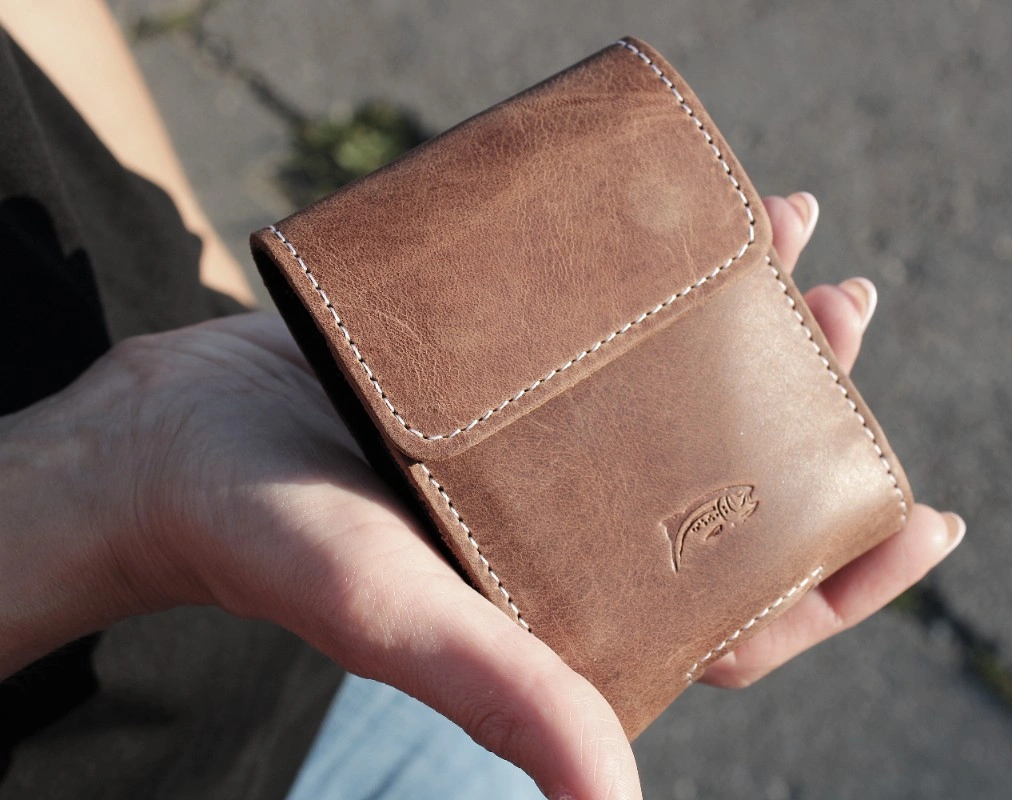 Kryt LURESKO HECTOR FLIP M leather neck/pocket/belt loop case for Flip models (vintage brown with white thread)