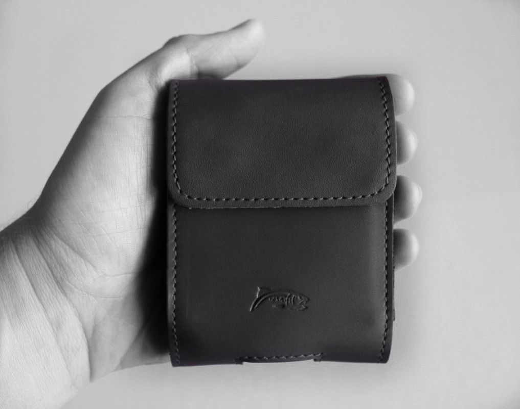 Kryt LURESKO HECTOR FLIP M leather neck / belt / loop case for Flip models (black smooth with black thread)