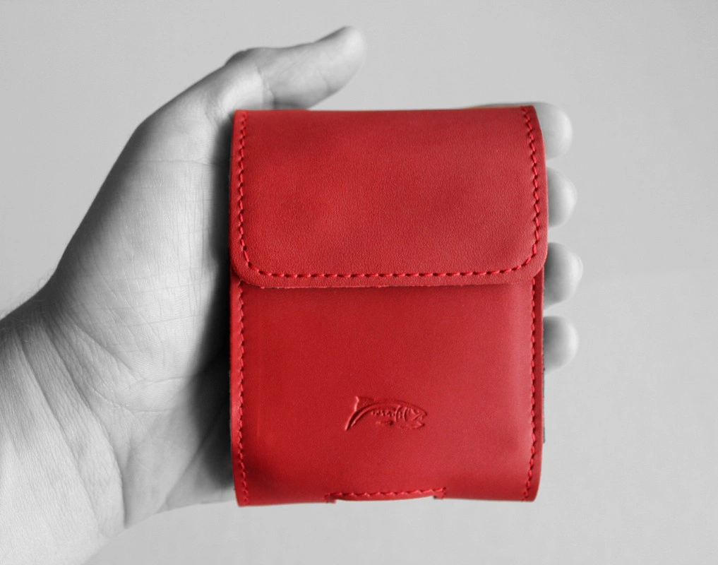 Kryt LURESKO HECTOR FLIP M leather neck/pouch/belt loop case for Flip models (red smooth with red thread)